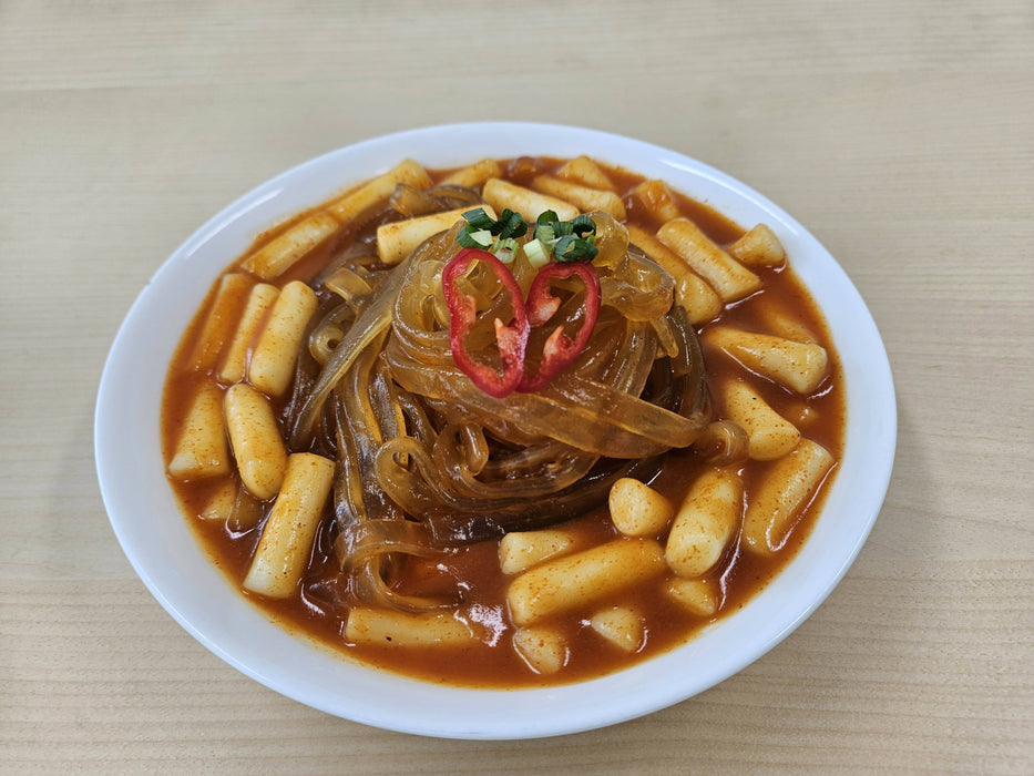 Spicy Witch Noodle Topokki (200g)